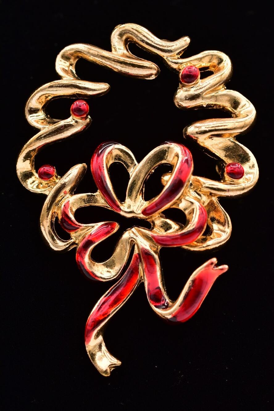 Vintage Christmas Wreath Pin Brooch Red Enamel Gold Tone Heavy Chunky 1980s 9B